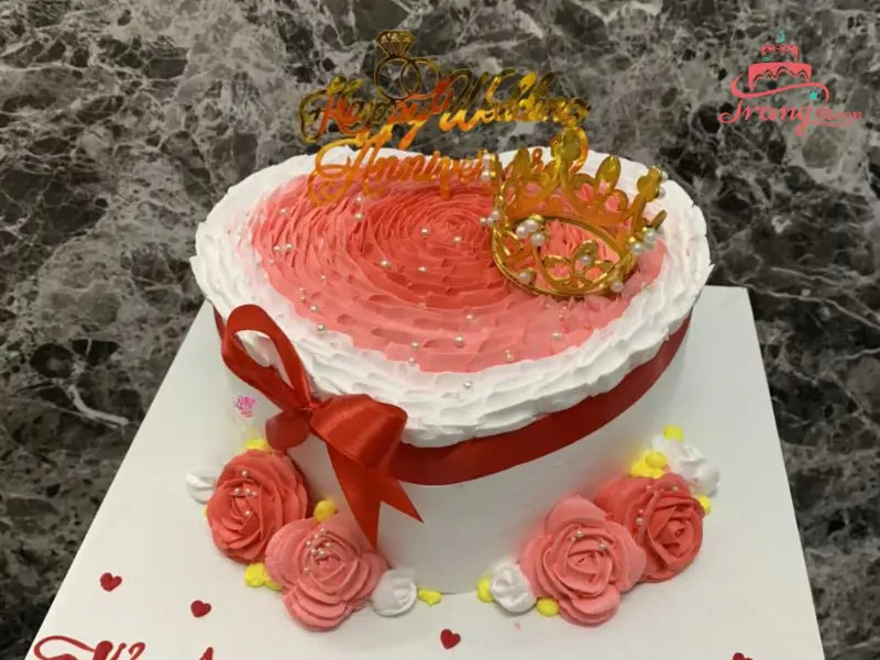 bánh kem kỷ niệm ngày cưới chữ Love và hoa hồng